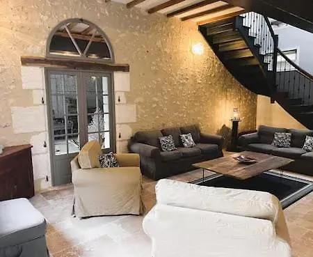 Le Chai De Peyssard, Piscine Chauffee. Château-lʼÉvêque